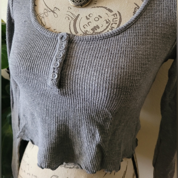 Colsie Grey Thermal Crop Top - Picture 3 of 5